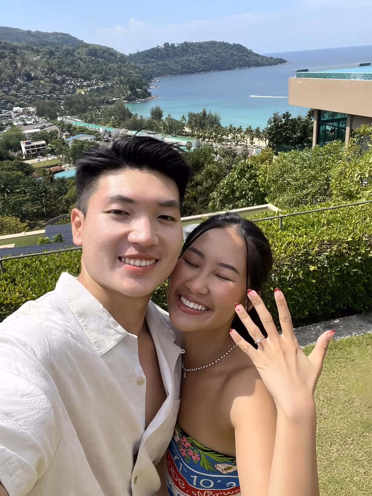 Điều đặc biệt ở chuyện tình của cặp đôi này là một người ở Sài Gòn, người còn lại ở Hà Nội. Bất chấp khoảng cách về địa lý, họ vẫn tìm thấy nhau.