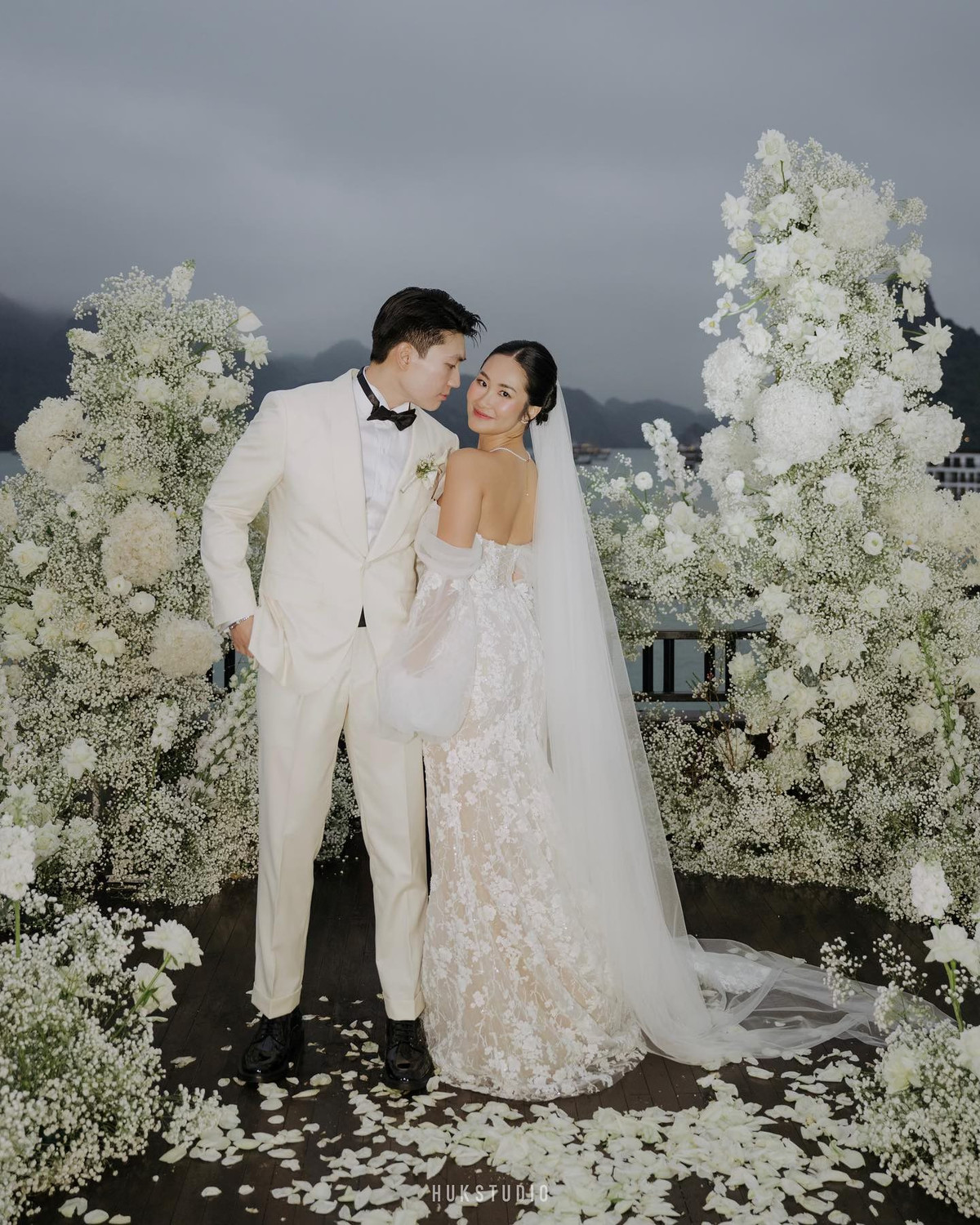 Sở dĩ cặp đôi muốn tổ chức đám cưới trên du thuyền bởi, cặp đôi cho biết do có thời gian dài học tập và làm việc ở Mỹ nên khoảng 50% khách mời đến từ nước ngoài. Vì vậy cô dâu chú rể muốn chọn một nơi có ý nghĩa về mặt du lịch, văn hoá Việt Nam.