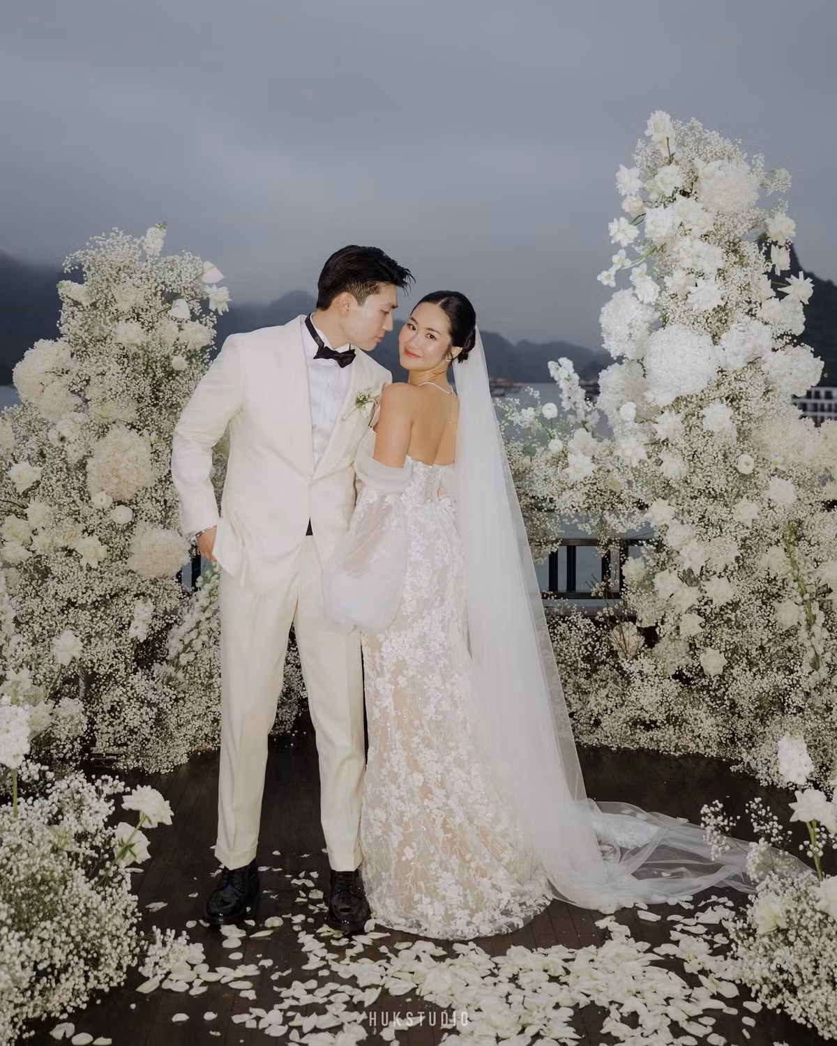 Sở dĩ cặp đôi muốn tổ chức đám cưới trên du thuyền bởi, cặp đôi cho biết do có thời gian dài học tập và làm việc ở Mỹ nên khoảng 50% khách mời đến từ nước ngoài. Vì vậy cô dâu chú rể muốn chọn một nơi có ý nghĩa về mặt du lịch, văn hoá Việt Nam.