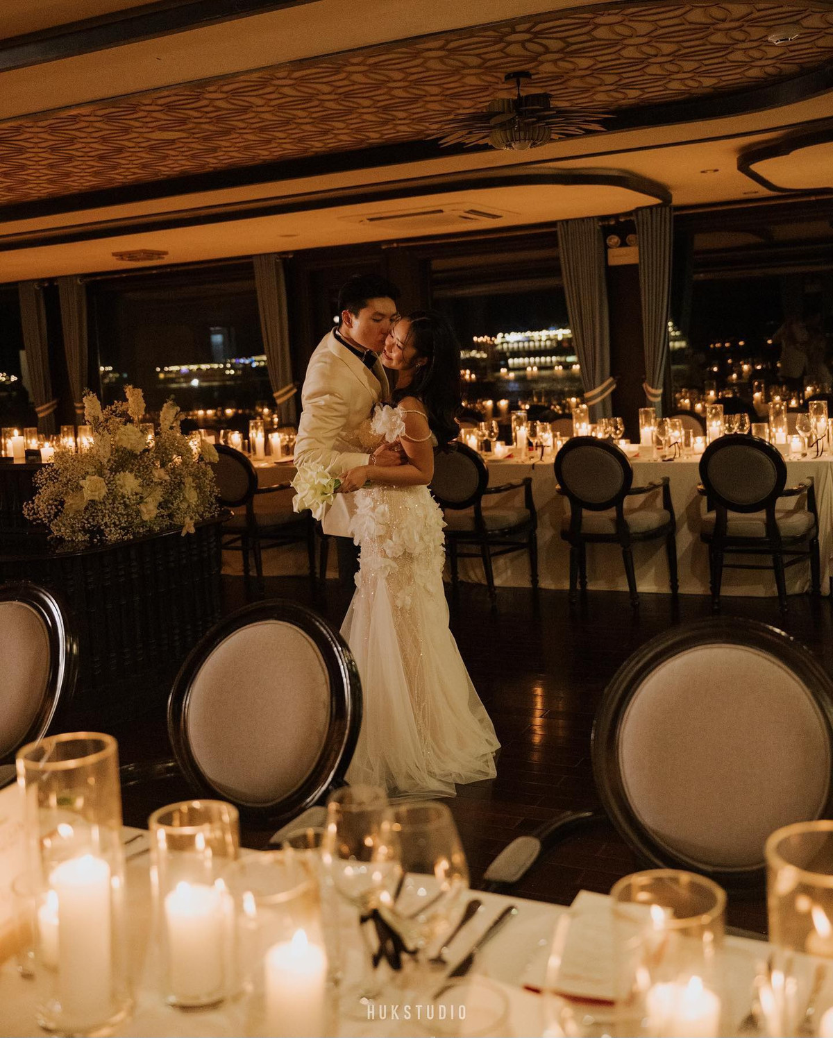 Được sự ủng hộ của bố mẹ, Uyên Lưu chỉ tổ chức đúng một đám cưới này chứ không làm thêm tiệc đãi khách ở gia đình 2 bên nữa.