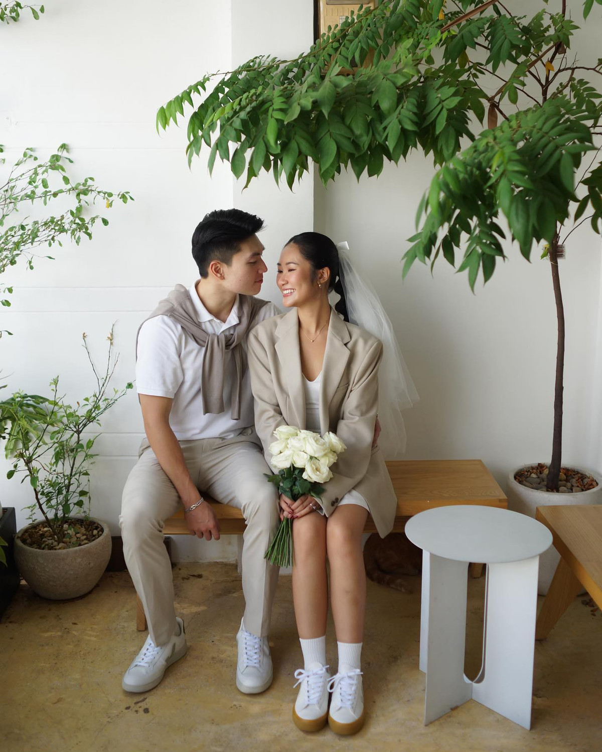 Chàng rể là Nguyễn Triệu Quân (sinh năm 1997) - founder kiêm CEO một công ty startup về mỹ phẩm, còn nàng dâu là Sabrina Uyên Lưu (sinh năm 1998) - làm sáng tạo nội dung trên MXH. Cặp đôi lựa chọn tổ chức đám cưới trên du thuyền sang chảnh giữa vịnh Hạ Long.