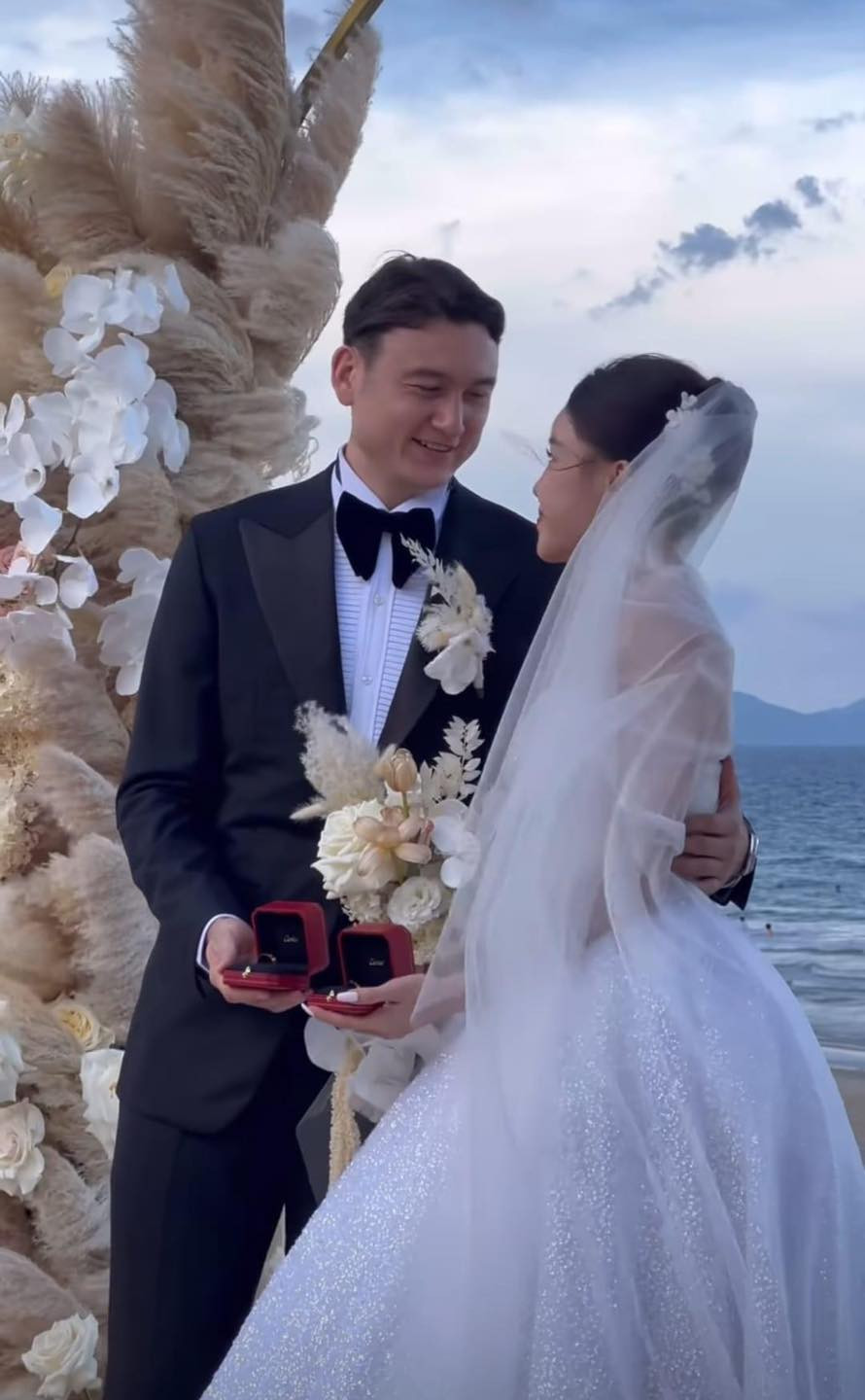 Sau 6 năm hẹn hò kín tiếng, cuối cùng cặp đôi cũng có cái kết viên mãn.