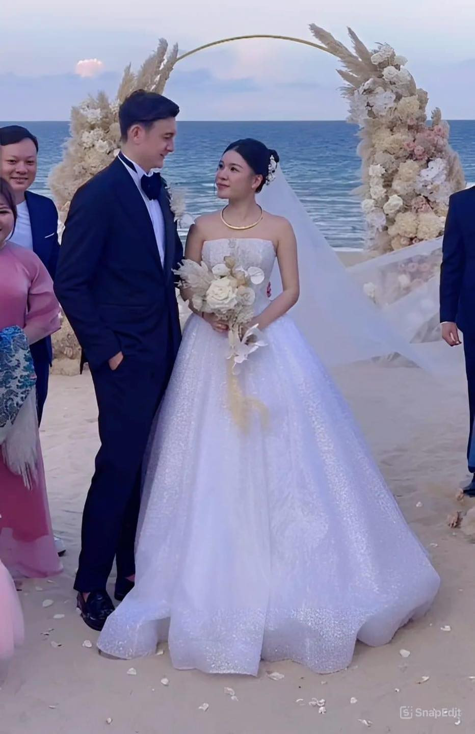 Yến Xuân là một HLV thể hình cá nhân, hơn Đặng Văn Lâm 2 tuổi. Cô sở hữu nhan sắc cuốn hút và thân hình nóng bỏng.