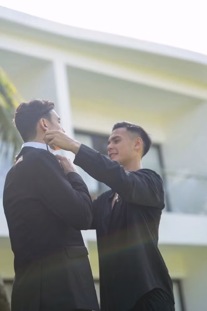 Chú rể Văn Lâm bảnh bao lịch lãm trong lễ cưới của mình.