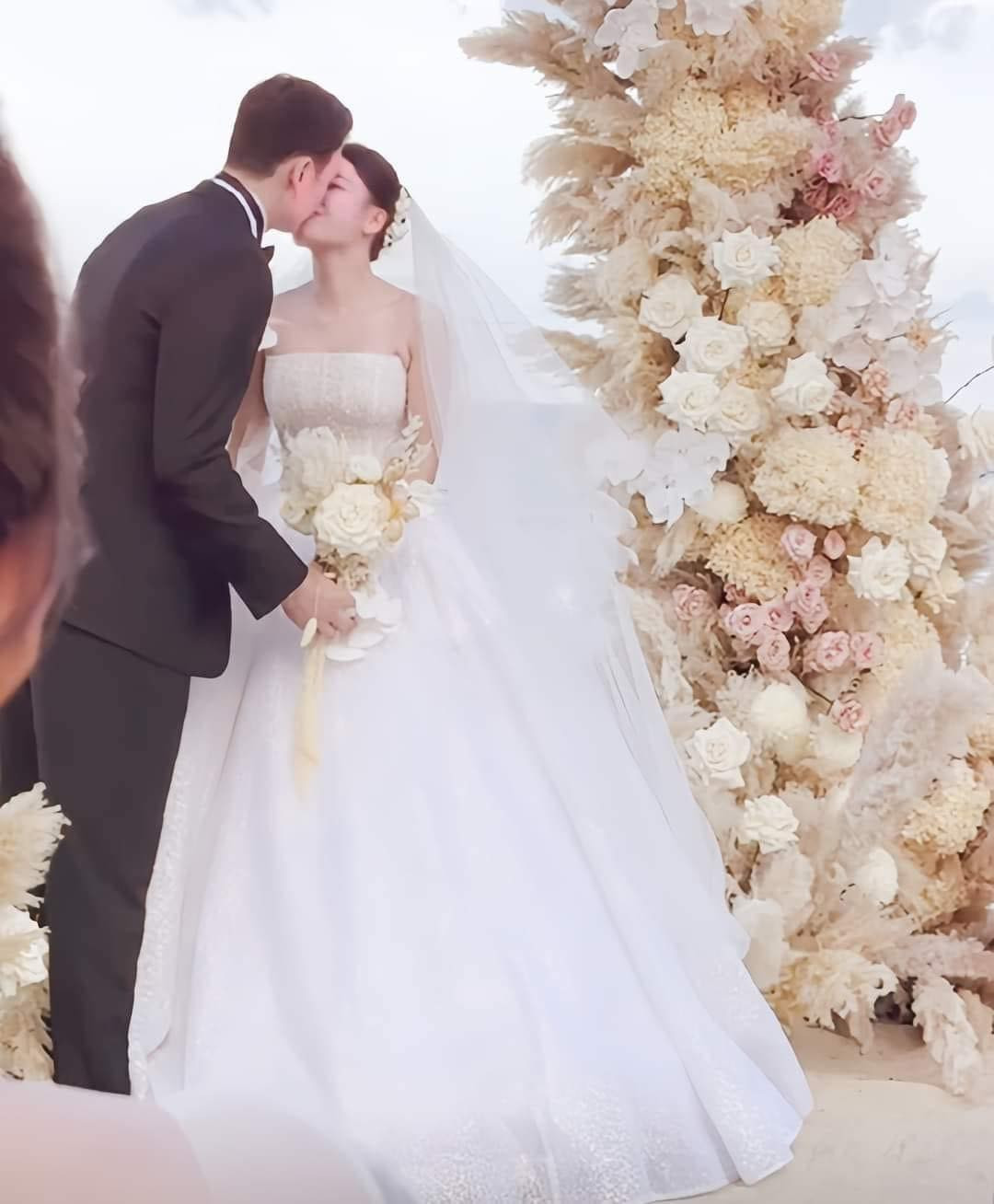 Cặp đôi tình tứ khóa môi cực ngọt trước sự chứng kiến của bạn bè và người thân.