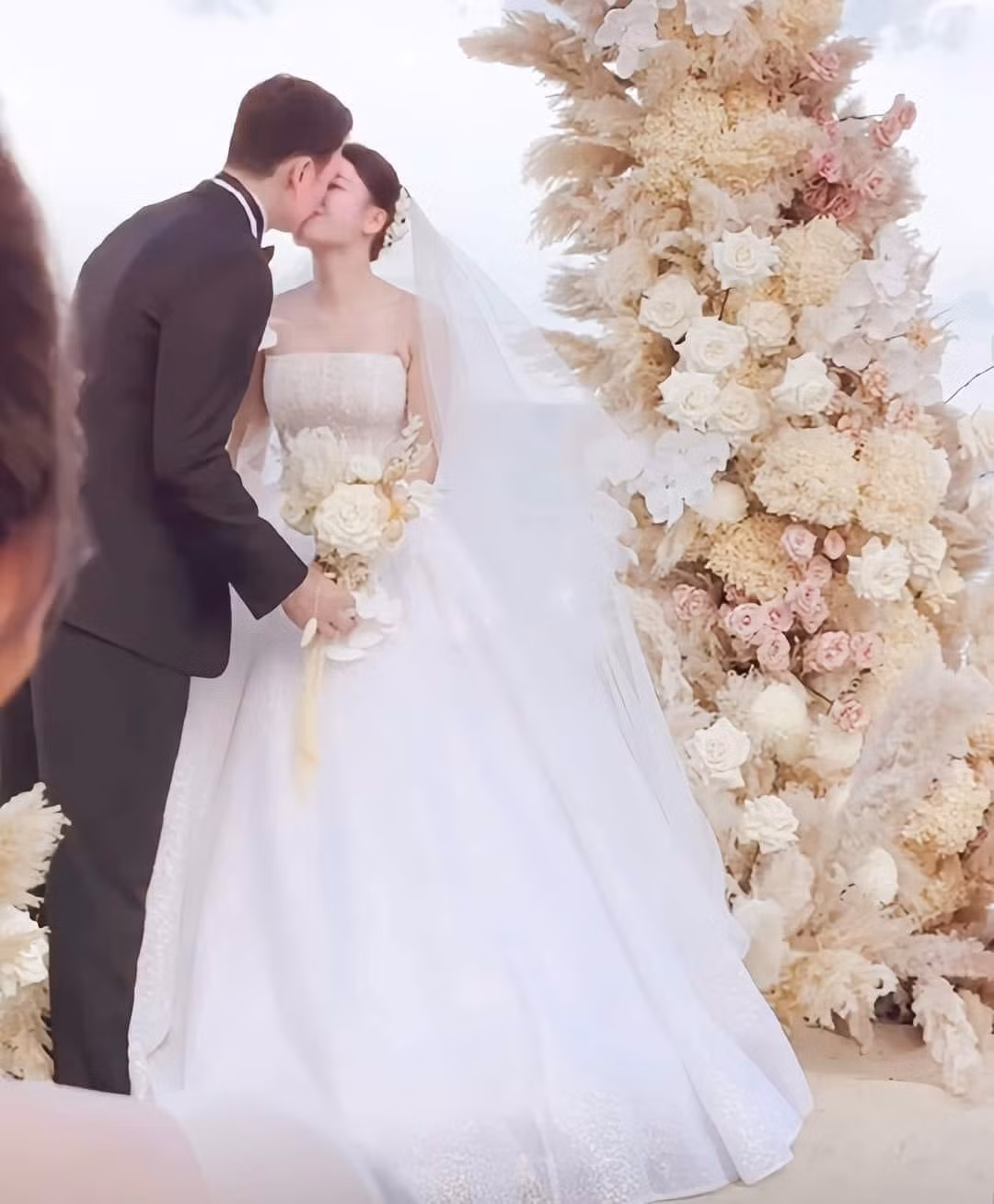 Cặp đôi tình tứ khóa môi cực ngọt trước sự chứng kiến của bạn bè và người thân.