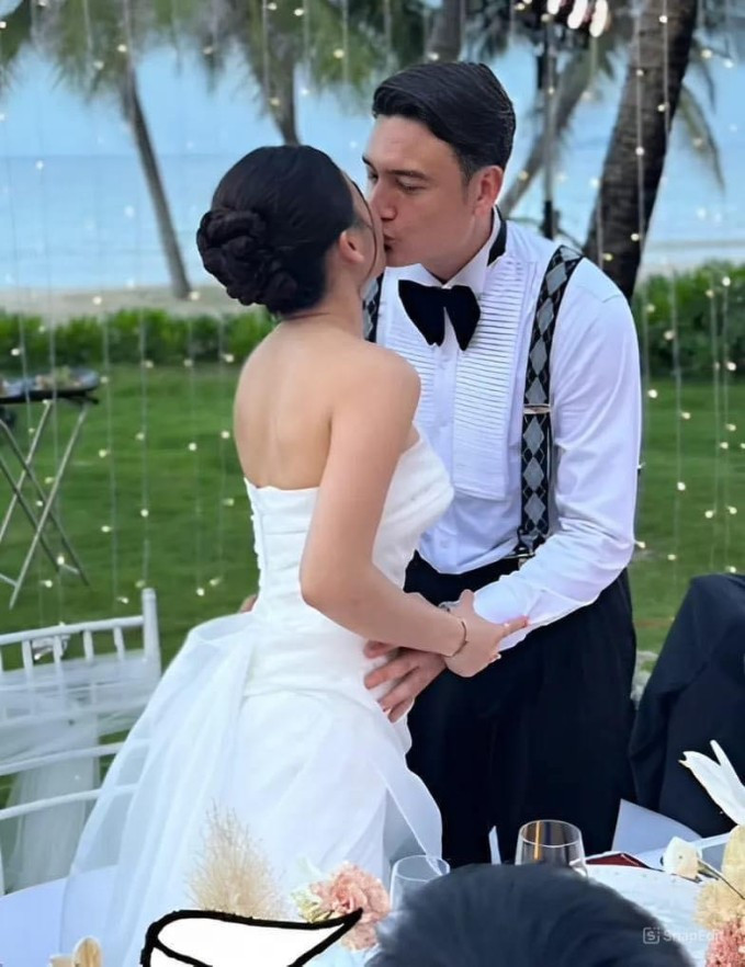 Chiều 7/7, thủ môn CLB Bình Định và tuyển Việt Nam Đặng Văn Lâm làm đám cưới cùng cô dâu Yến Xuân ở bãi biển tại Nha Trang. Hình ảnh chú rể khóa môi cô dâu cực ngọt được một khách mời của lễ cưới đăng tải khiến nhiều người rất tò mò về đám cưới này.