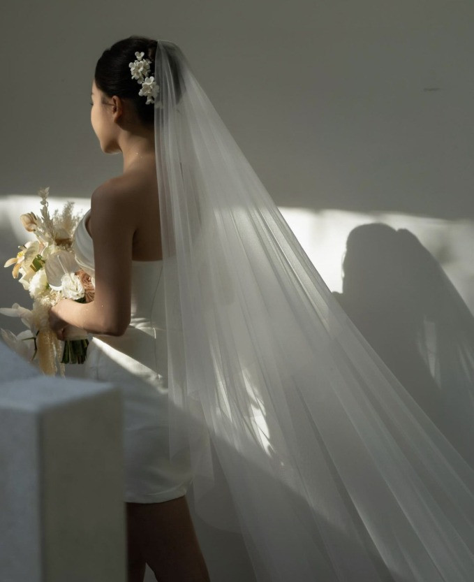 Tại đám cưới Yến Xuân trang điểm nhẹ nhàng, xinh đẹp trong bộ váy cưới.