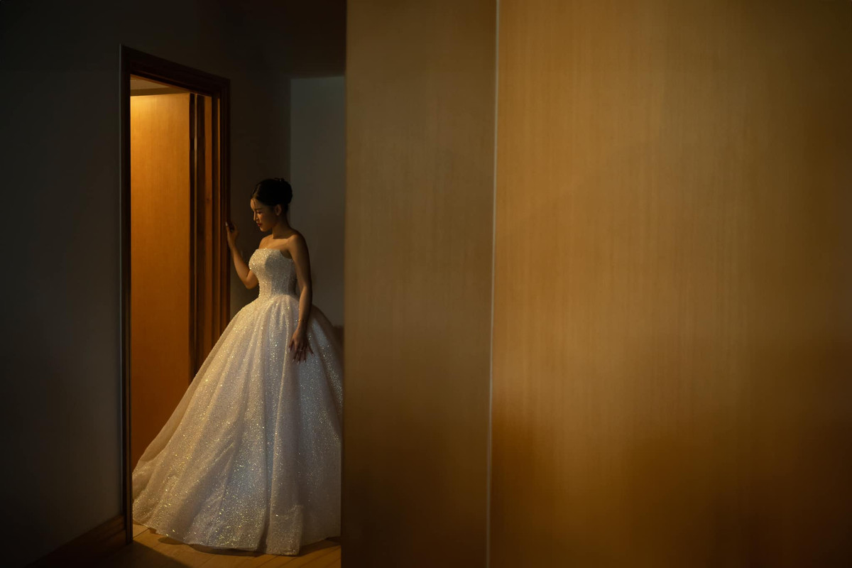 Bộ váy được Yến Xuân diện xuyên suốt thời gian làm lễ cưới.