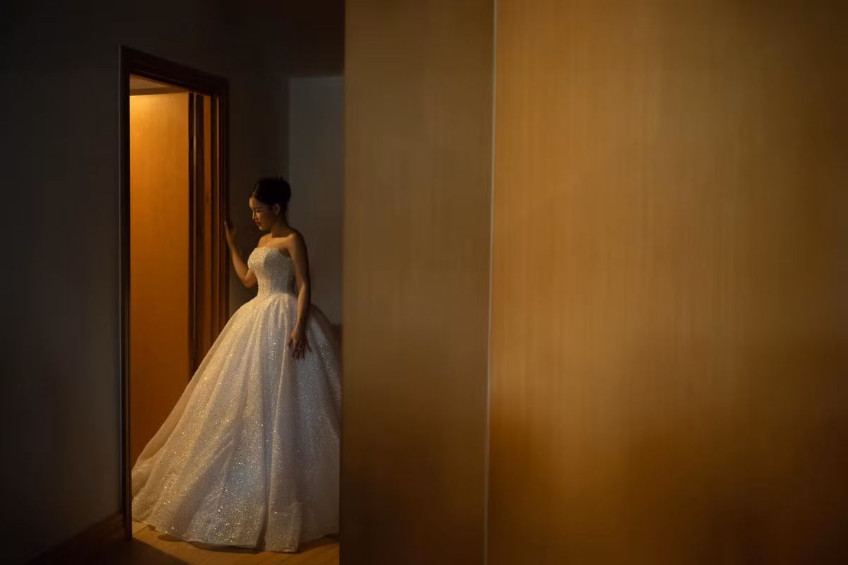 Bộ váy được Yến Xuân diện xuyên suốt thời gian làm lễ cưới.