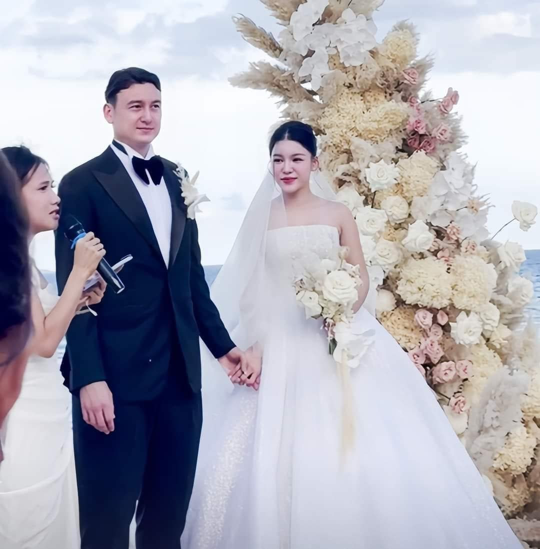 Lễ cưới của cặp đôi được tổ chức thân mật với sự tham gia của 2 bên gia đình và bạn bè thân thiết. Cầu thủ duy nhất xuất hiện trong đám cưới của thủ môn sinh năm 1993 là Adriano Schmidt - người bạn thân của Văn Lâm ở CLB Bình Định.