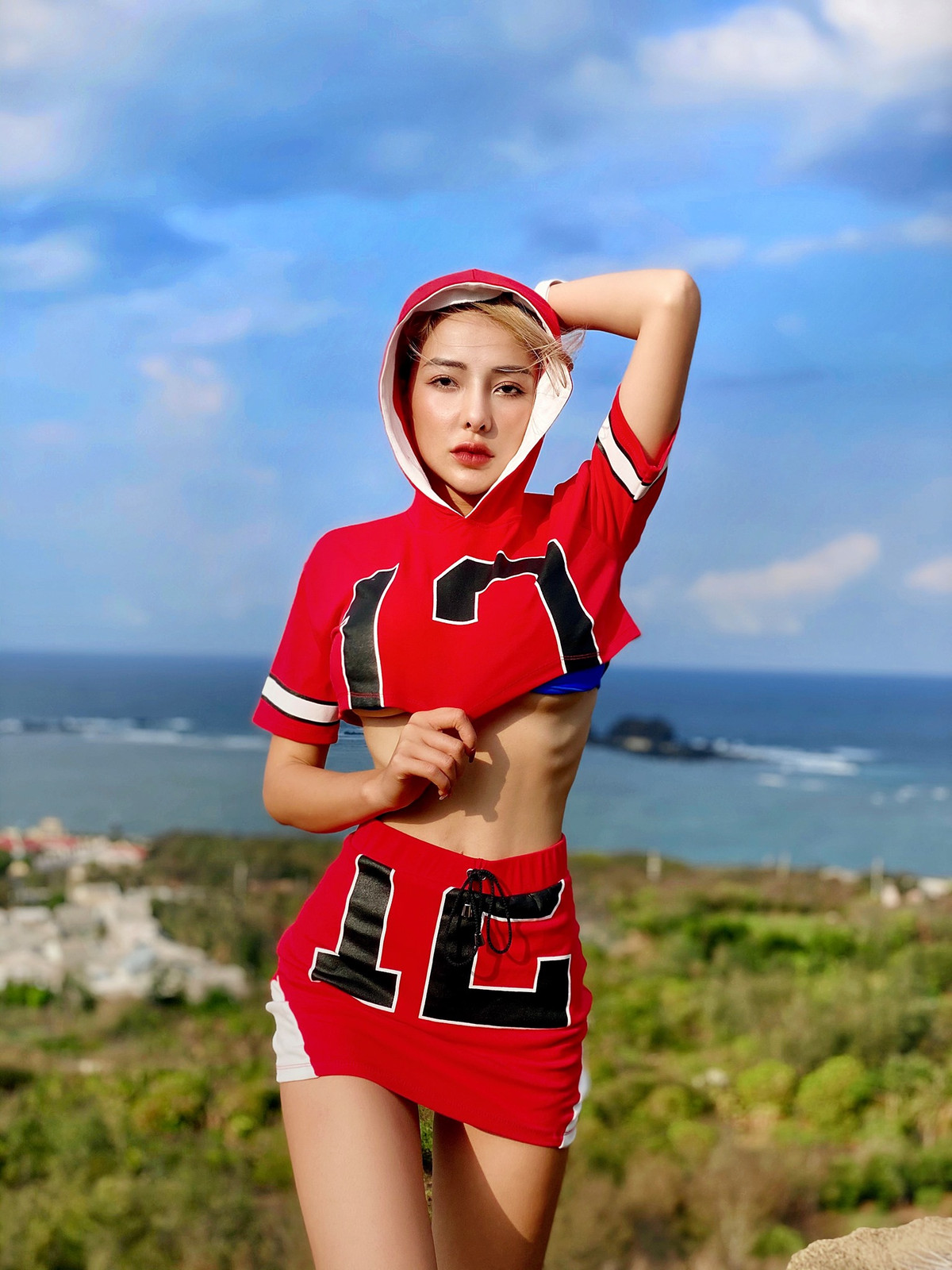 "...Thứ 2, mấy cái bạn mà chê mình á thì các bạn thử thức nguyên 1 ngày rồi tìm cái góc nào thiếu ánh sáng và chụp lại bằng camera thường, à mà phải chụp bằng cái máy cùi bắp nữa, các bạn vẫn đẹp và tươi tắn chứ..."