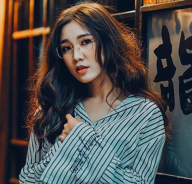 Một hot girl lấy chồng sớm khác là Tú Tri - từng tham gia chương trình Solo cùng Bolero 2018 và đoạt giải Á quân.