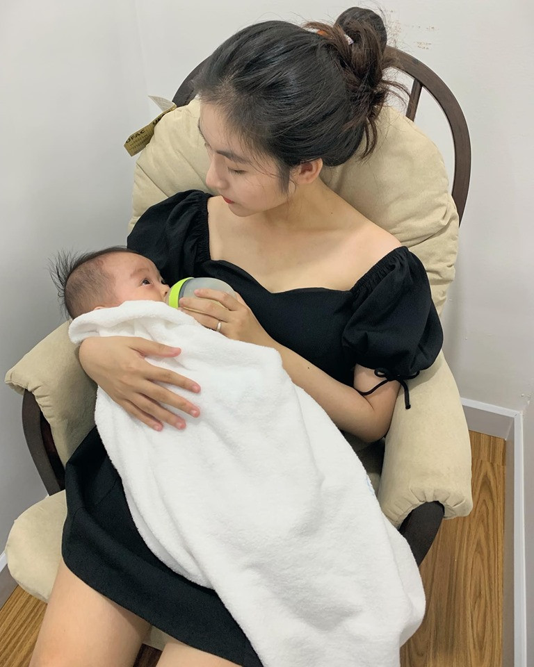 Phương Quỳnh thường được dân mạng khen ngợi ngày càng trưởng thành với nét đẹp mặn mà và vóc dáng như thời con gái. "Đúng là gái 1 con trông mòn con mắt mà", tài khoản H.V khen ngợi.