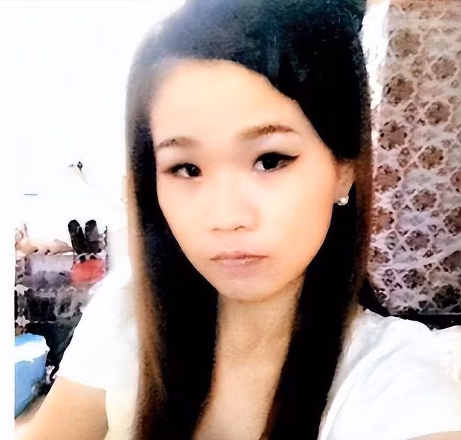 Cô gái được nhắc tên chính là Liang Liubo, cô sinh ra tại một ngôi làng nhỏ ở miền núi phía Đông Nam Quý Châu (Trung Quốc). Cha mẹ Liang Liubo ly hôn khi cô còn nhỏ và đều lập gia đình riêng, bỏ lại cô sống cùng bà ngoại.