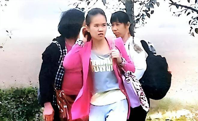 Năm 2010, Liang Liubo, 20 tuổi, kết hôn với Chen, người cùng làng, dưới sự giúp đỡ của bà ngoại và một bà mối. Sau khi kết hôn, cuộc sống của Liang Liubo càng khó khăn hơn. Mỗi lần Chen về nhà là trong tình trạng say xỉn. Anh ta dùng bạo lực, đấm đá Liang Liubo. Cô đã quyết định ly hôn và chạy trốn khỏi người chồng cũ đầu tiên.