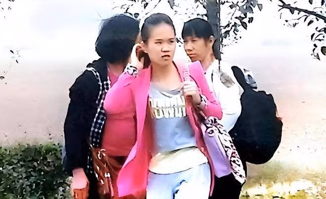 Năm 2010, Liang Liubo, 20 tuổi, kết hôn với Chen, người cùng làng, dưới sự giúp đỡ của bà ngoại và một bà mối. Sau khi kết hôn, cuộc sống của Liang Liubo càng khó khăn hơn. Mỗi lần Chen về nhà là trong tình trạng say xỉn. Anh ta dùng bạo lực, đấm đá Liang Liubo. Cô đã quyết định ly hôn và chạy trốn khỏi người chồng cũ đầu tiên.