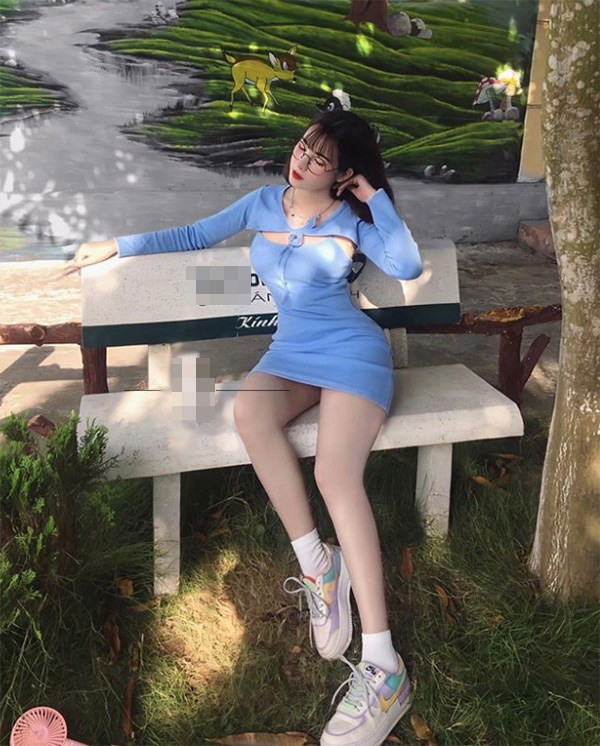 Ngoài ra, hot girl giả làm xe ôm công nghệ còn thường xuyên “đốt mắt” dân tình bằng những màn khoe khéo vòng 1 căng đầy, gợi cảm, vòng 2 thon gọn cùng đôi chân nuột nà đáng ghen tỵ.