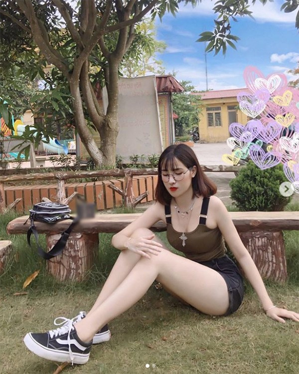 Theo dõi những hình ảnh được cô nàng chia sẻ lên mạng xã hội, ai cũng có thể nhận thấy được vóc dáng thanh thoát, gợi cảm của hot girl này luôn là điểm ấn tượng trong mắt người nhìn.