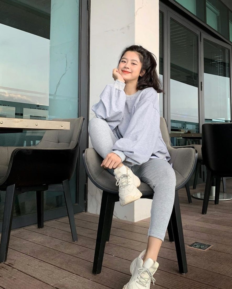 Hàn Hằng (SN 1999, quê Thanh Hoá) là một hot girl có tiếng trên mạng xã hội. Trang Instagram cá nhân của cô nàng sở hữu hơn 640.000 lượt theo dõi.