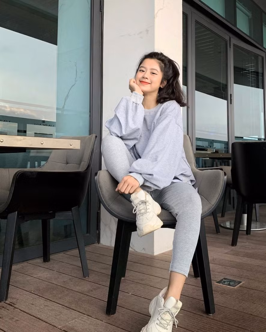 Hàn Hằng (SN 1999, quê Thanh Hoá) là một hot girl có tiếng trên mạng xã hội. Trang Instagram cá nhân của cô nàng sở hữu hơn 640.000 lượt theo dõi.