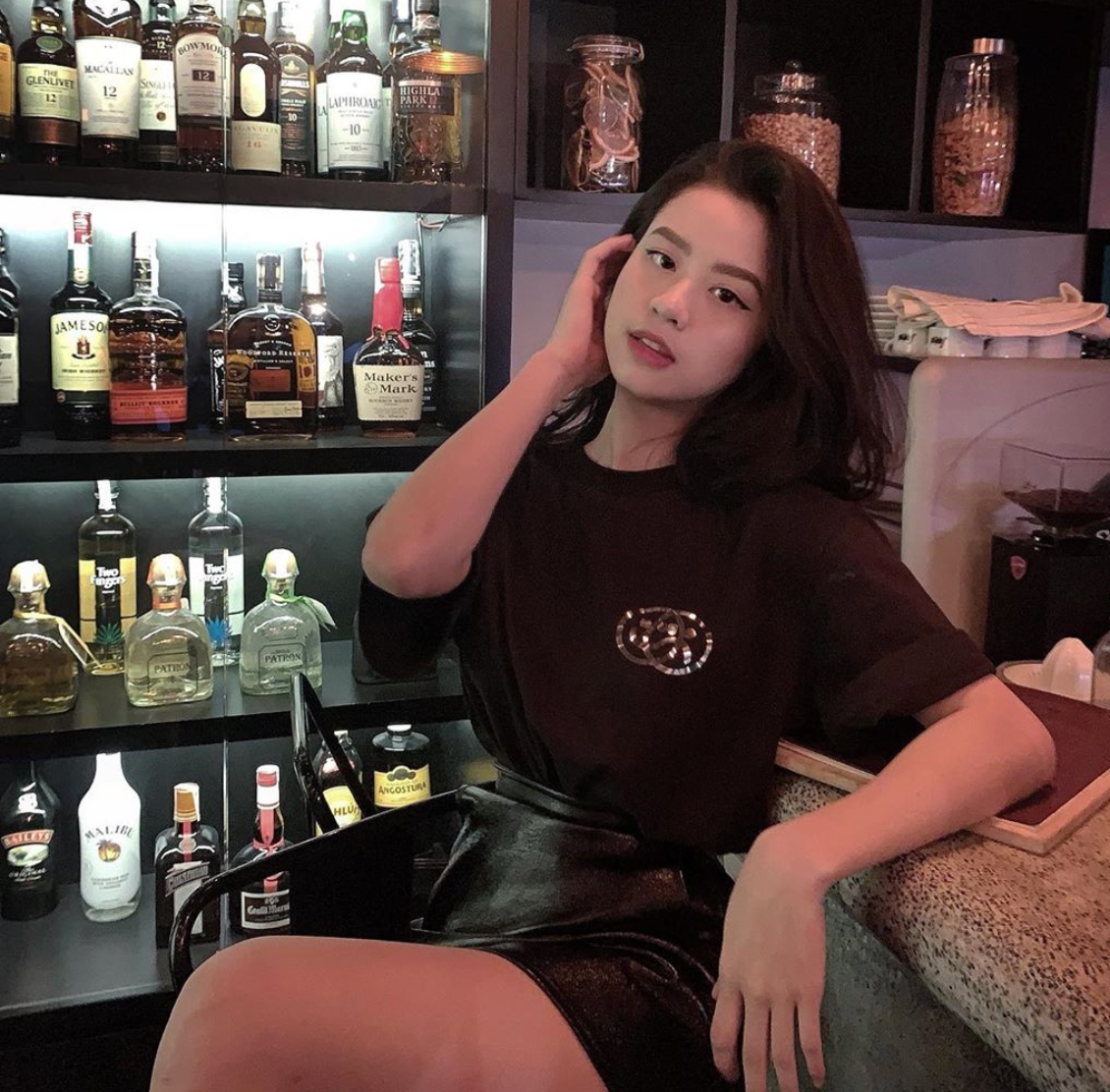 Hot girl 9X từng nhiều lần xuất hiện trên báo nước ngoài nhờ nhan sắc cực kỳ xinh đẹp, thân hình nóng bỏng và cách tạo dáng thu hút.