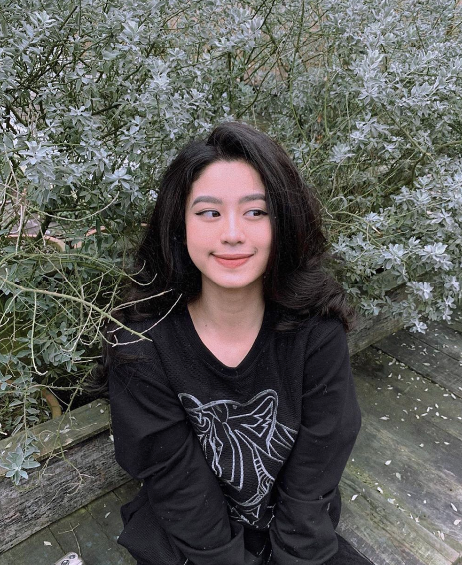 Hàn Hằng còn được biết đến với biệt danh "hot girl PR" bởi thường xuyên quảng cáo các sản phẩm trắng da, giảm cân, tăng vòng một trên trang cá nhân.