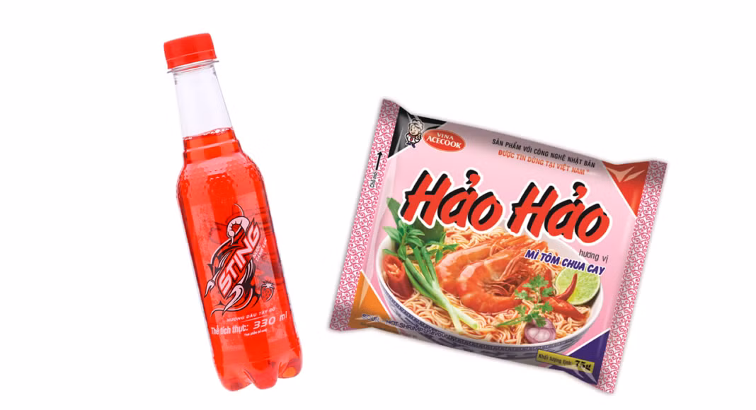 Thời ấy chưa có nhiều tiền nên cả nhóm thường góp chung để mua thêm một chai nước ngọt. Ai mà gọi trọn bộ combo mì tôm và sting thì chắc chắn là "đại gia quán net".