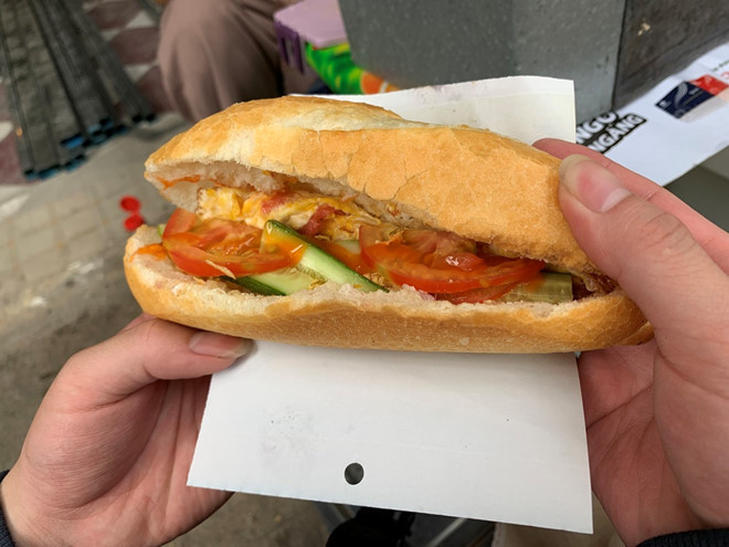 Không chỉ các tiệm net cỏ thời xưa, các quán game bình dân đến cao cấp ngày nay cũng đều có sự xuất hiện của bánh mì trứng. Dù chất lượng bánh trong quán game bao giờ cũng tệ, giá thành đắt hơn các tiệm ở ngoài rất nhiều nhưng đây vẫn là một món ăn ưa thích của game thủ.