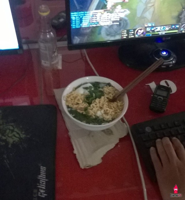 Đầu tiên phải kể đến món mì tôm trứng. Cứ có ai gọi một bát mì ra là cả quán thòm thèm bởi mùi thơm nức toả khắp không gian quán. Đây là một món ăn nhanh được ưa chuộng nhất trong quán net cỏ, chỉ cần một gói vì ăn liền, chút hành và nước sôi là hoàn thành món ăn.