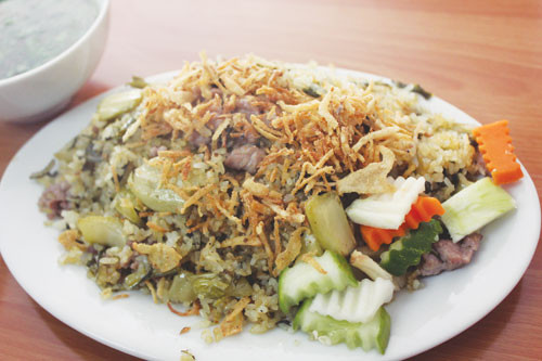 Mì tôm không đủ no nên cơm rang dưa bò là lựa chọn của người "cày" game xuyên đêm. Mặc dù có giá thành đắt hơn so với mì tôm nhưng cơm rang có ưu điểm giúp game thủ không bị đói trong một thời gian dài.