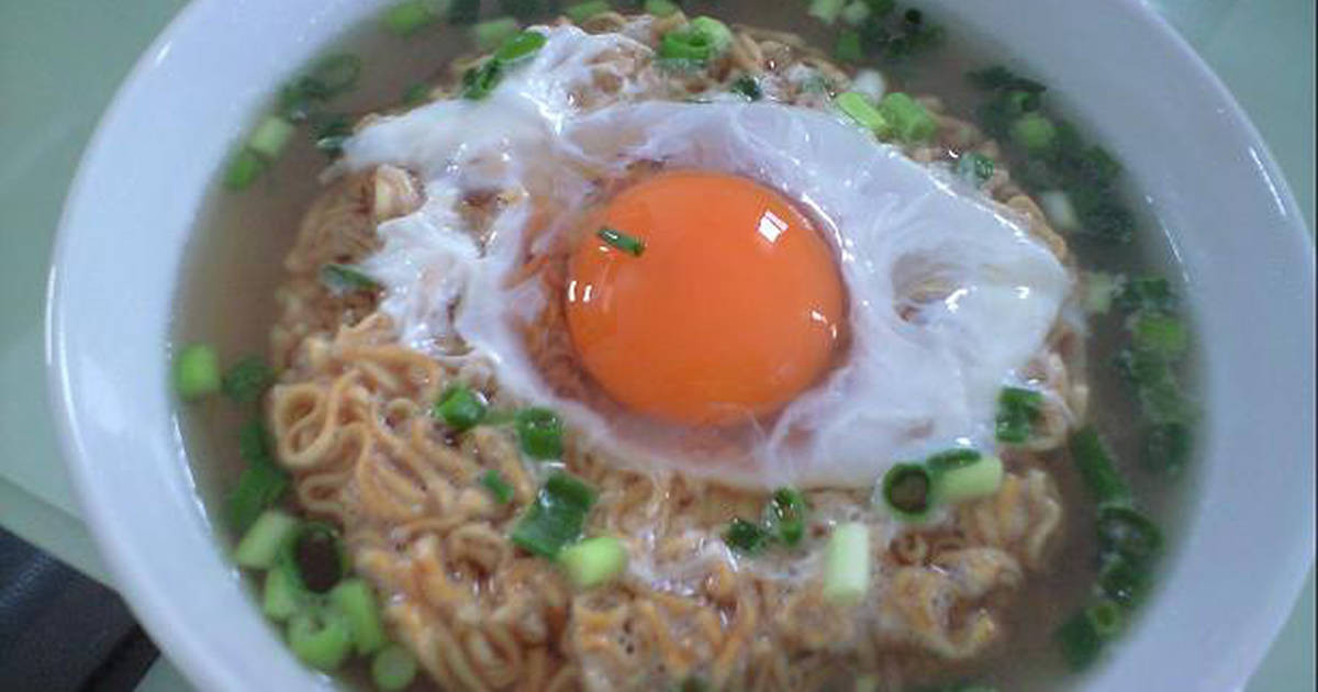 Chắc hẳn thế hệ ngày ấy, ai cũng quá quen với những món ăn "huyền thoại" trong quán internet, những món ăn rất bình dân và rẻ tiền nhưng lại là "cao lương mỹ vị" trong lòng các game thủ.