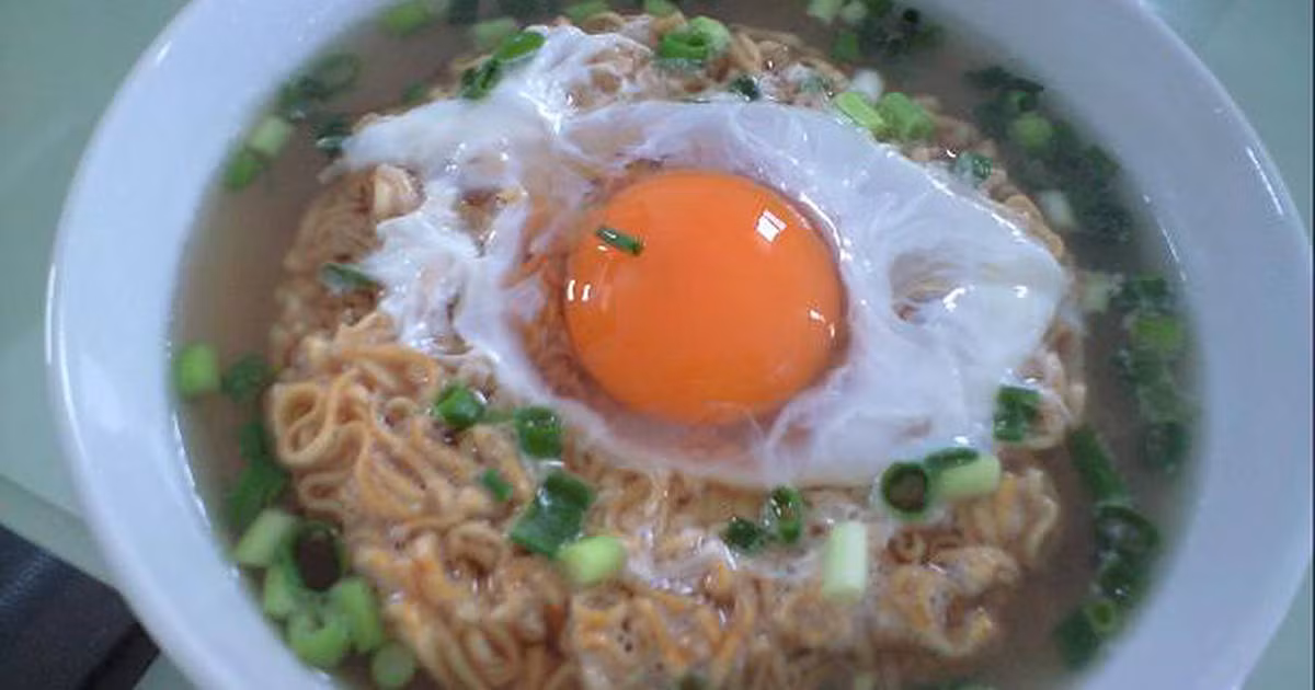 Chắc hẳn thế hệ ngày ấy, ai cũng quá quen với những món ăn "huyền thoại" trong quán internet, những món ăn rất bình dân và rẻ tiền nhưng lại là "cao lương mỹ vị" trong lòng các game thủ.