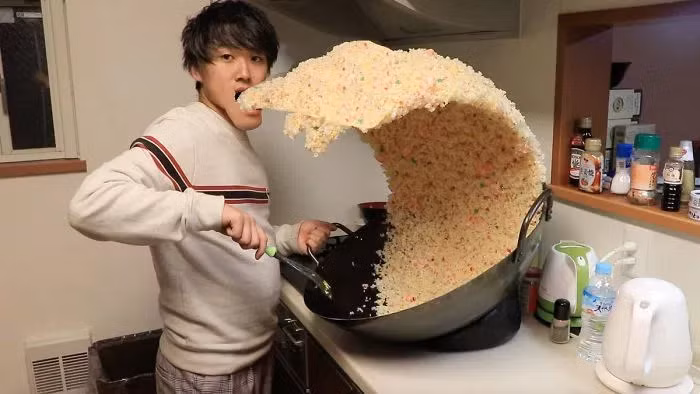 Đây hoàn toàn là bức ảnh rất bình thường thế nhưng vào tay dân mạng lại biết thành loạt ảnh chế vô cùng bất bình thường. Thanh niên đảo cơm nay bỗng thành thanh niên ăn cơm.