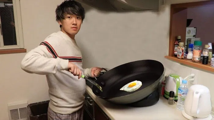 Thay vì rang cơm, nam thanh niên chuyển qua...chiên trứng cho đỡ sợ bị đổ ra ngoài. Thế nhưng chỉ ốp la một quả thôi thì không nhất thiết phải sử dụng chiếc chảo siêu to khổng lồ như vậy đâu.
