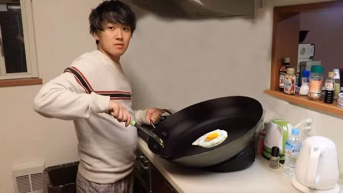 Thay vì rang cơm, nam thanh niên chuyển qua...chiên trứng cho đỡ sợ bị đổ ra ngoài. Thế nhưng chỉ ốp la một quả thôi thì không nhất thiết phải sử dụng chiếc chảo siêu to khổng lồ như vậy đâu.