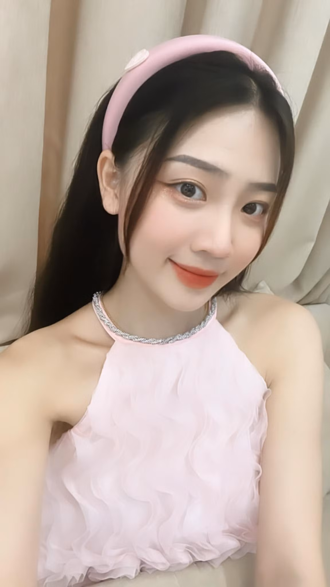 Hiện tại cô nàng sở hữu tới 1,2 triệu người theo dõi trên fanpage. Bên cạnh đó, cô còn có một group riêng để kết nối với fan đang có hơn 75k thành viên.