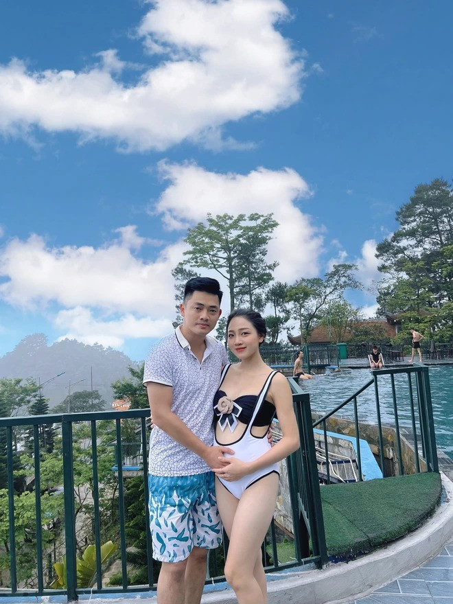 Cặp đôi cùng đăng ảnh bầu bí thông báo sắp đón em bé đầu lòng.