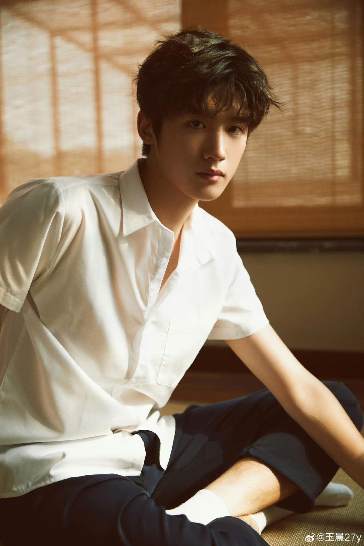 Cậu chàng sở hữu nhan sắc khiến nhiều chị em mê mệt bởi gương mặt với những đường nét điển trai gồm sống mũi cao, đôi mắt có hồn.