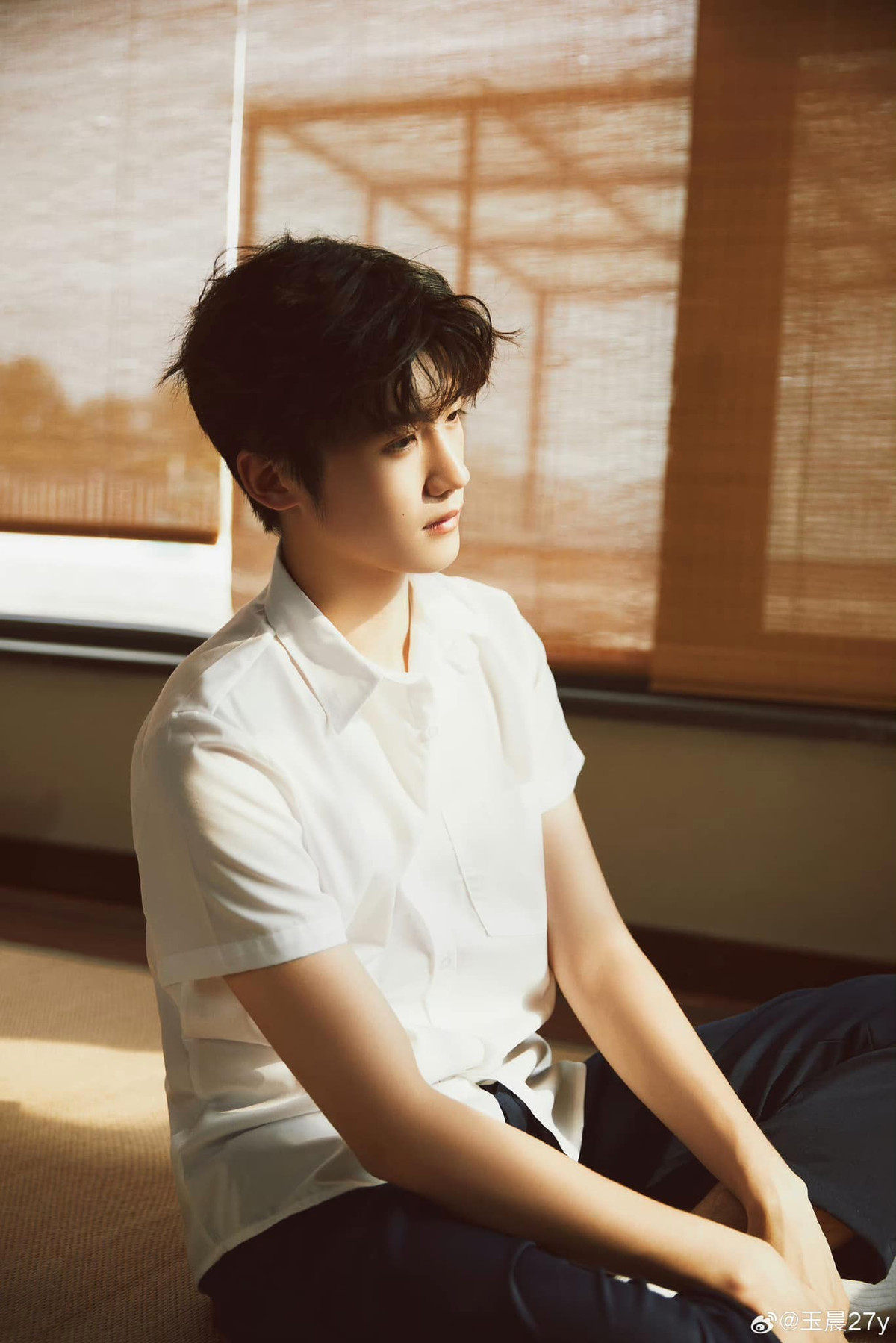 Với chiều cao khủng, cậu chàng dễ dàng cân mọi outfit.