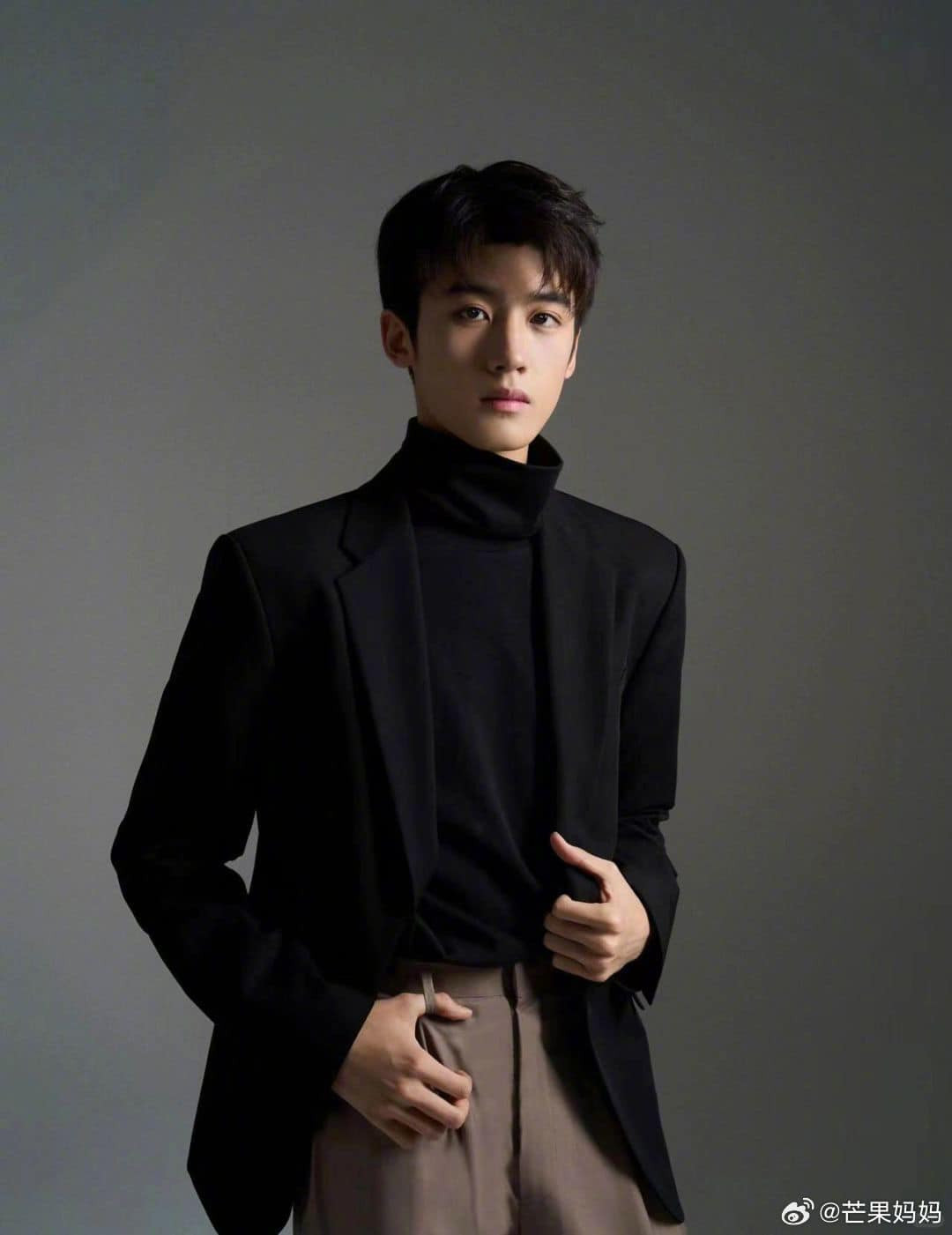 Gây ấn tượng bởi vẻ ngoài, nhiều người không biết rằng Diêm Ngọc Thần còn sở hữu thành tích học tập cực khủng khi là thủ khoa chuyên ngành biểu diễn học viện hí kịch Thượng Hải năm 2024.