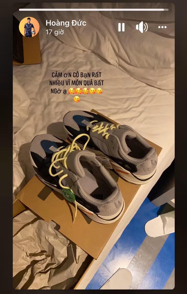 Sau khi kết thúc trận đấu, trên trang cá nhân, cầu thủ Hoàng Đức hạnh phúc khoe quà bạn gái tặng với dòng trạng thái: "Cảm ơn cô bạn rất nhiều về món quà bất ngờ". Đôi gìay mà cầu thủ sinh năm 1998 được tặng là Yeezy Boost 700 đình đám của Adidas có gía gần 12 triệu đồng. Một số cầu thủ khác như Văn Toàn, Bùi Tiến Dũng cũng sở hữu đôi giày này.