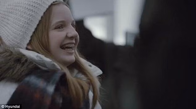 Stephanie, 13 tuổi, ở Houston, bang Texas, Mỹ có một người cha làm phi hành gia. Do tính chất công việc nên cha của cô bé thường xuyên không có ở nhà. Stephanie tuy có được nói chuyện với cha của những cuộc điện đàm nhưng cô bé không thể diễn tả hết nỗi nhớ cha của mình.