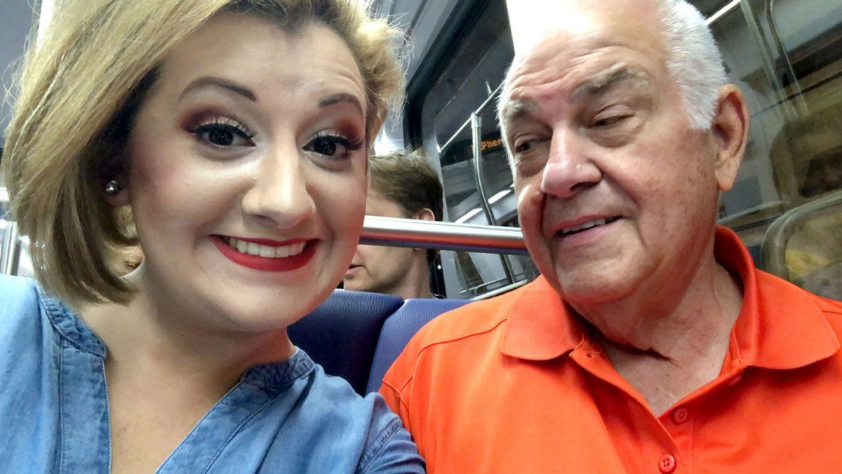 Họ gặp nhau lần đầu tiên ở nhà thờ vào năm 2015 khi Charles đã có các con 48 tuổi và 54 tuổi. Sau khi Kathy, vợ Charles qua đời vì căn bệnh ung thư phổi vào tháng 9/2017, họ đến với nhau và đính hôn vào tháng 10/2018.