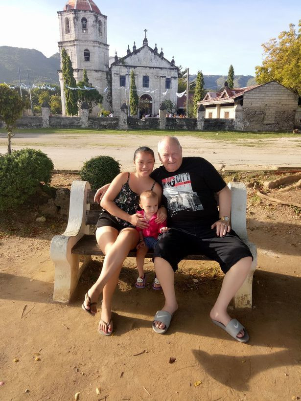 Đối với Lorie, tuổi tác chỉ là một con số. Ban đầu, gia đình Lorie không thể tin cô lại chọn yêu một người đàn ông gần 70 tuổi, nhưng bây giờ họ nói rằng nếu cô chắc chắn về anh ấy thì họ sẽ ủng hộ cô.