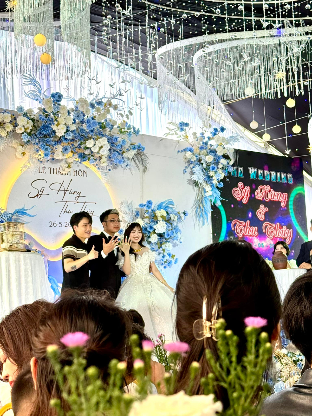 “Co dong nat” len trao tang 11 chiec nhan vang, chu re ngo ngang