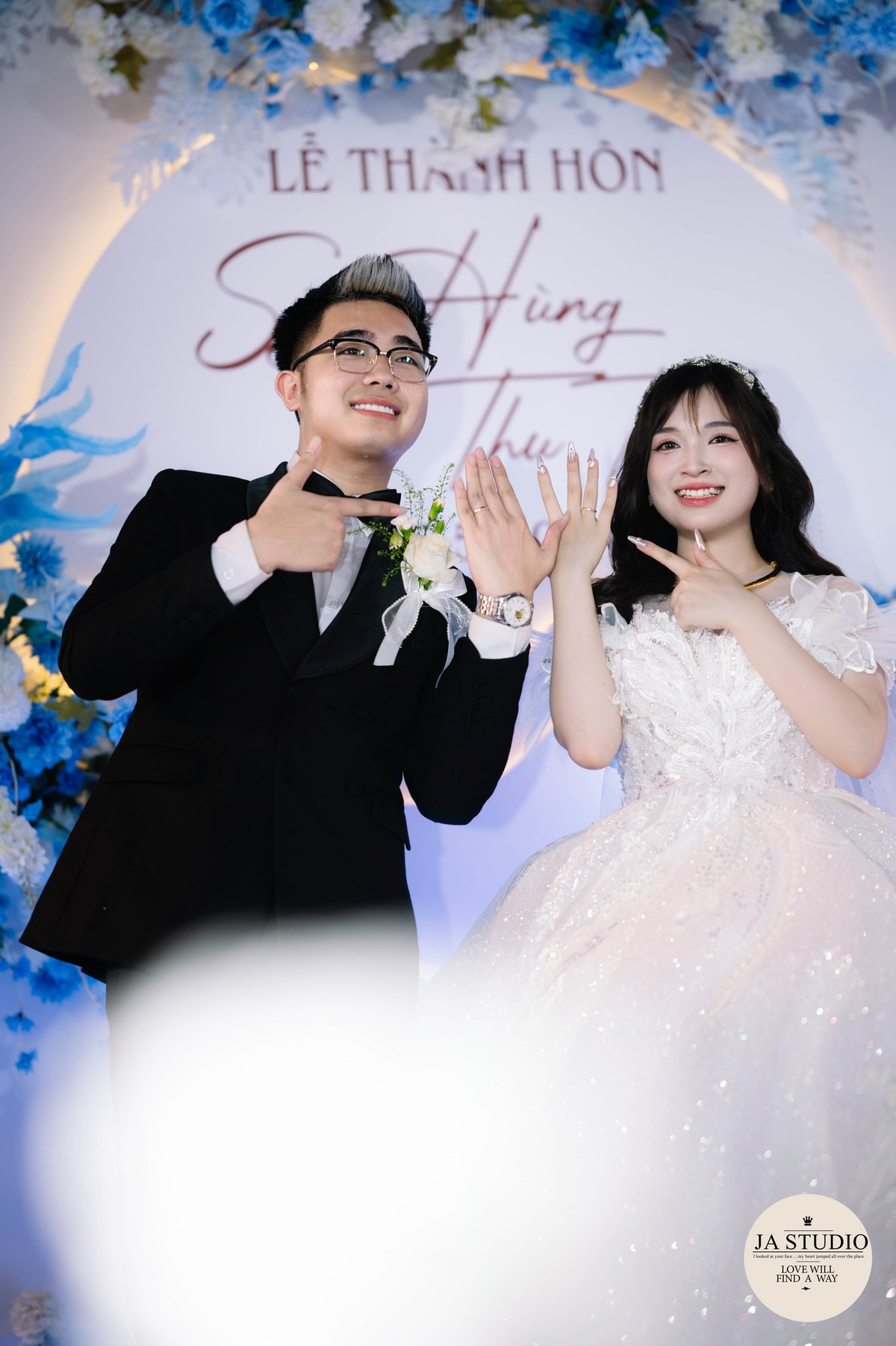 Video trao vàng thu hút gần 4 triệu lượt xem và hiện tại vẫn lên xu hướng.