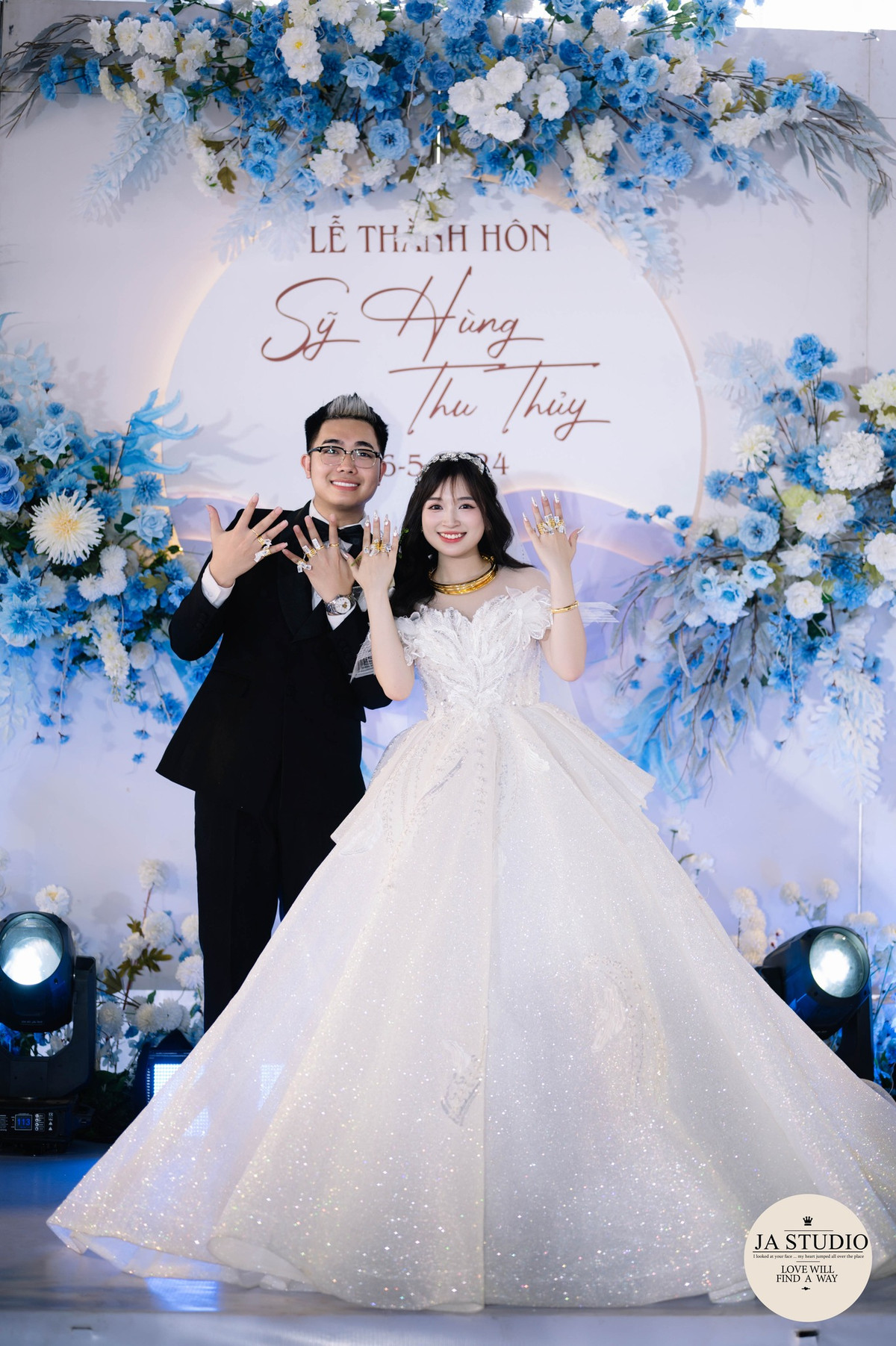 Còn chủ nhân món quà cưới giá trị là Lê Lệnh Quyền (biệt danh “Cô đồng nát”, sinh năm 1999, quê Thanh Hóa).