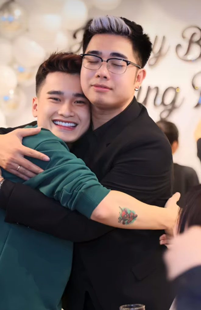 “Cô đồng nát” và Hùng Rơm cùng góp mặt trong series “Chuyện đồng nát” thu hút hàng triệu lượt xem trên TikTok. Cả hai được yêu mến bởi lối diễn duyên dáng, hài hước, sáng tạo ra những video có nội dung thú vị, đem đến tiếng cười cho người xem.