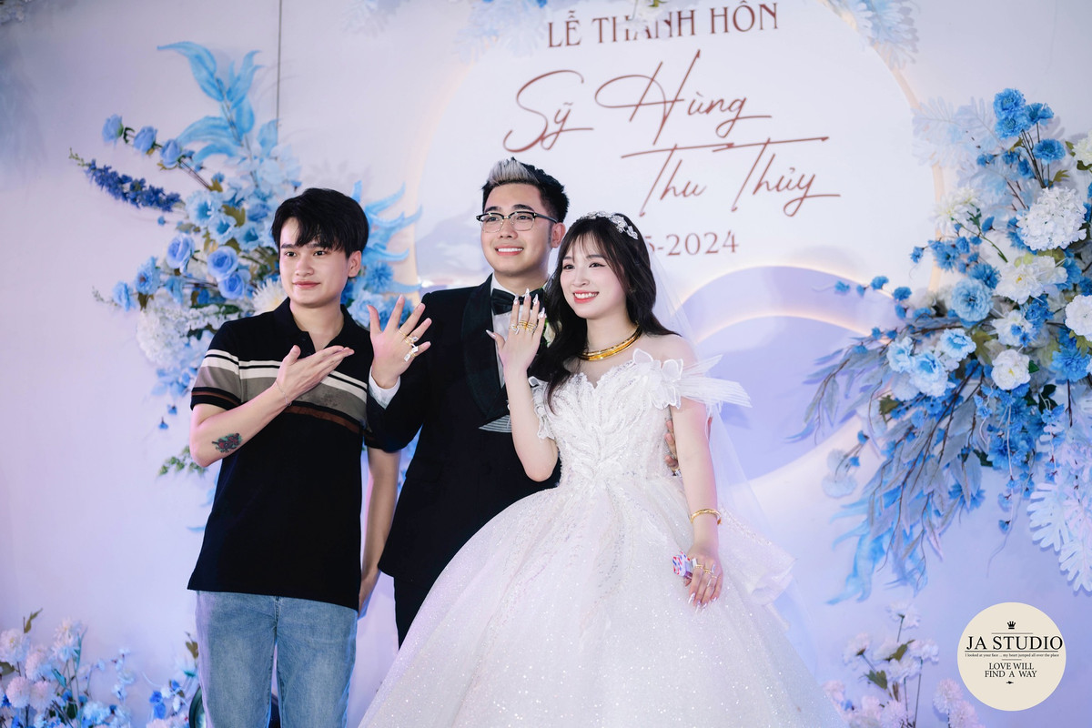 Ngày lập tức, nhiều người cũng nhận ra đây là đám cưới của một Tiktoker khá nổi với cái tên Hùng rơm - tên thật là Phan Sỹ Hùng.